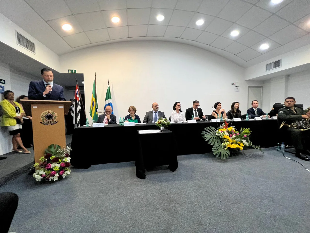 Cerimônia institucional com autoridades