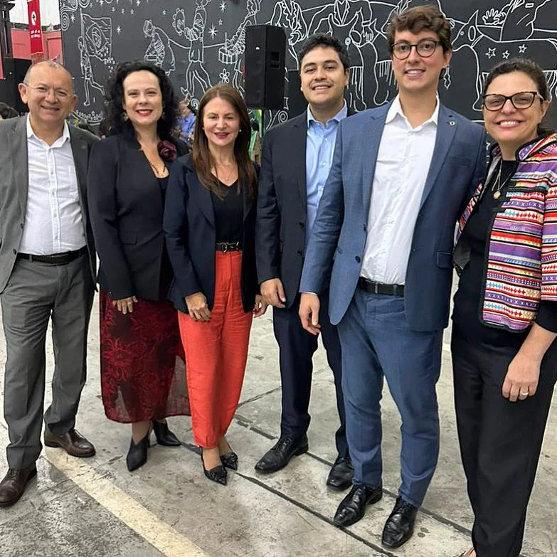 Grupo de representantes em evento institucional